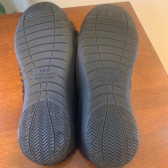 Women’s Easy Spirit Slippers - Picture 3 of 3